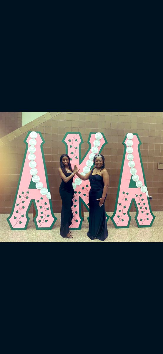 charapace08's tweet photo. One hundred sixteen years of “Service to All Mankind.” Happy Founders' Day to my sisters who proudly and boldly wear Salmon Pink and Apple Green.
#AKA1908 #PiMu #ULO #fall97 #legacy https://t.co/hQOkI4OfV8
