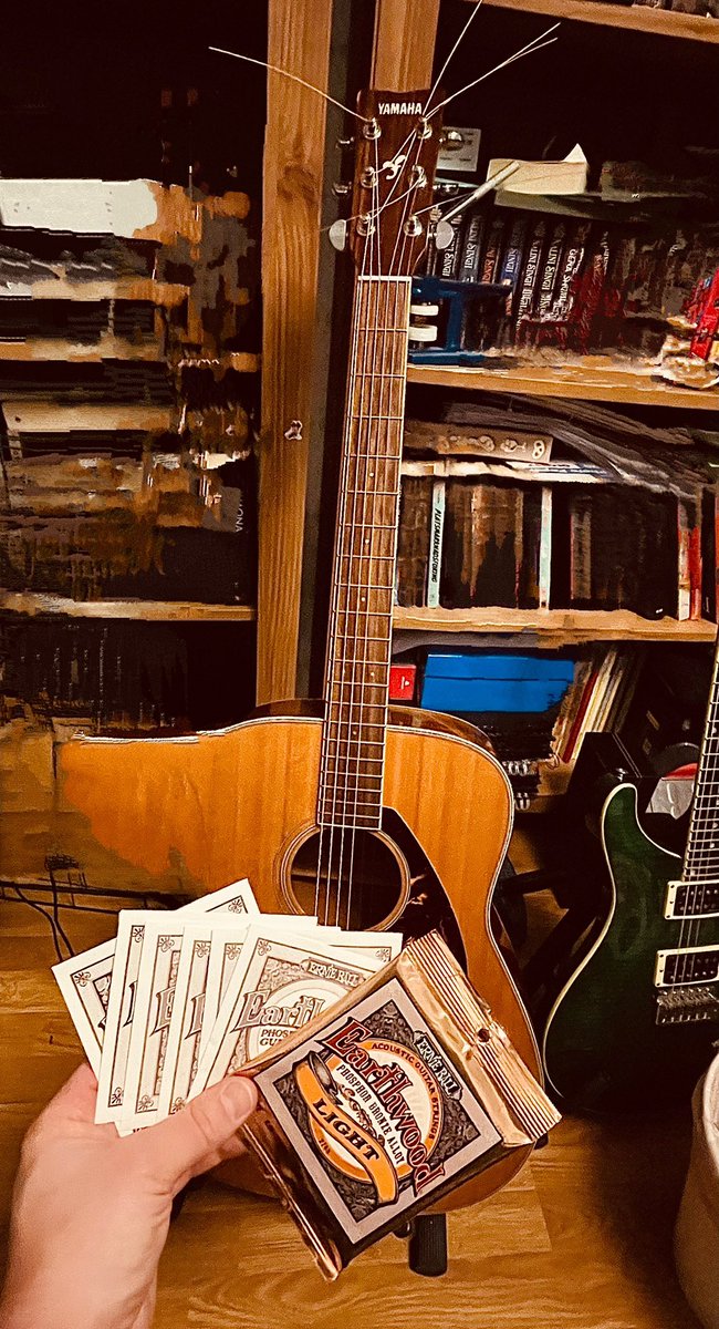 bloodsweattones's tweet photo. Bettan fick sig nya strängar ikväll. Lite annat sound än jag förväntat mig men allt måste spelas in och mjukna först. Nytt liv för en billig peng! #gitarr #strängar https://t.co/ZE6ik7oXQV