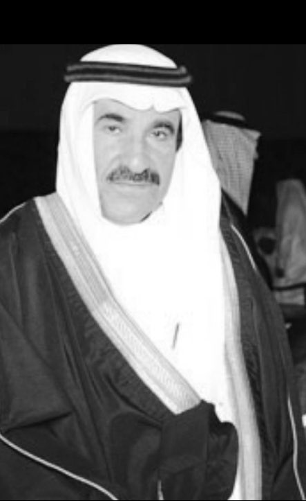 BBinmoammar's tweet photo. فجعت قبل أيام بوفاة الأخ الكبير والرجل النبيل والصديق الوفي الشيخ صالح بن محمد آل سليمان، الذي وافاه الأجل في الرياض صباح يوم الأربعاء 28 جمادى الآخرة 1445هـ - 10 يناير 2024م، وصلي عليه بعد صلاة العصر في جامع الملك خالد ودفن في مقبرة عرقة. في هذه التدوينات لمحات عن سيرته ومسيرته وشيء حول علاقتي معه، رفع الله درجته. 
كانت ولادته في الرياض أوائل الستينيات الهجرية -الأربعينيات الميلادية من القرن المنصرم، لأحد أسر الرياض العريقة (آل سليمان) نسبة إلى جدهم سليمان بن عبدالعزيز العنقري، ونشأ في كنف والديه، عاش أجواء الرياض بعبق تاريخها وعراقة مجتمعها وعمق تراثها، سكن في بيوتها الطينية وأحيائها القديمة، ودرج بين نخيلها وبساتينها، وشهد تحولاتها وتطورها فكان أحد شهود المرحلة. كان من جيل شهد التحولات والنقلات في تطور البلاد، وتقاطعت قصة حياته مع قصص عديدة تتعلق ببناء الوطن وتطوره، سواءً في تعليمه وتزامن دراسته الثانوية مع افتتاح أول مدرسة ثانوية في الرياض ثم دراسته الجامعية ضمن الدفعات الأولى في الجامعة الأم؛ أو في مسيرته العملية ثم إدارته لمرفقين من ركائز التنمية الزراعية، فكان أحد رجالات المرحلة ورموز تلك التنمية…

 #كبار_في_الذاكرة 

@ABinSulaiman1