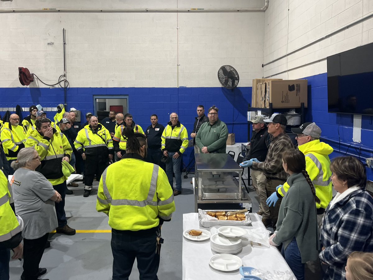 Many thanks to the @myTDOT team for working through the night to treat roads & assist stranded motorists across Tennessee. Honored to meet these dedicated state employees during a quick lunch break to commend their unwavering service to Tennesseans.