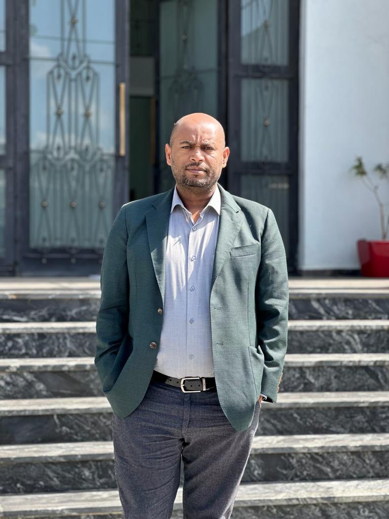 danhailuend's tweet photo. God Turns Pressure into Power! 
          አለፈ ለበጎ ሆነ
ቀና ብሎ ወደኔ ዞር ይልና አየት አድርጎኝ እንደገና ወደ ጥናቱ ይመለሳል:: የአቃቂ ሚሽን ላይብረሪ ግድግዳው ብዙ ብርሃን እንዲያስገባ ግማሹ ግንብ ሲሆን ከላይ ቀሪው መስታወት ነው፡፡ መቅድም ከክፍላችን በቁመቱ ረዘም ያ�� እና በእውቀቱ ወደር የሌለው ተማሪ ነው:: ከላይብረሪው ውስጥ ወደ ውጪ ቀና ብሎ ያየኛል ቀና ብዬ አየዋለሁ እሱ ከላይብረሪ ውስጥ እኔ ከጀር��  ከሚገኘው (የችግኝ ጣቢያ) ለቀኑ በተመደበልኝ የችግኝ ማፊያ ላስቲክ ውስጥ አፈር እየጠቀጠኩ:: 
      አብዛኛው የግቢው አዳሪ ተማሪ እኔን ከሩቅ ለመለየት የማይቸገረው አንድ ደማቅ ቀይ ሰፋ ያለ ቲሸርት አዘውትሬ  እለብስ ስለነበር እና በየቀኑ ቁርስ፣ ምሳ እና እራት ላይ ያንኑ ቲሸርት ለብሼ ከመመገቢያው አዳራሽ መውጫ በር ላይ ለቁጥጥር እቆም ስለነበረ እንዲሁም ቁርጥ እንጀራ በትሪ ለተማሪው ስለማዳርስ እኔን መለየት ቀላል ነበር::
     አቃቂ ሚሽን የሚያስተምረኝ በነፃ ቢሆንም በተወሰነ መጠን በጉልበት ስራ የተወሰነውን ወጪ የመሸፈን ግዴታ ነበረብኝ:: ቁርስ፣ ምሳና እራት cafeteria በማስተናገድና ግማሹን ለሊት ዳቦ ቤት ውስጥ ከትግስቱ እና ይርጋ ጋር እሰራለሁ:: ግማሹን ለሊት ዶርም ከክላስ ጏደኞቼ ጋር እተኛለሁ:: 
   ያው ችግሩ ሲበረታ ብርታቱን እየሰጠኝ ሁኔታውን እና አካባቢውን ለመድኩት ከፍተኛ የሆነ የአላማ ፅናት ስለነበረኝ በትንሽ ትልቁ አልረበሽም፤ አልከፋም::ሆኖም አንድ የት/ቤቱ ሰውዬ እንደማንኛውም ተማሪ ስጫወት ወይም ሳጠና ካየ ወዲያው ተጠርቼ የሆነ ስራ አስፈልጎ እንድሰራ ያደርጋል:: የማልረሳው ከከብት እርባታው የሚወጣውን አዛባ ለሁለት ቀን እየጠረኩ አንድ ቦታ እንድከምር ስታዘዝ እጅግ አዝኜ ነበር:: ያው ያዘንኩበት ሁኔታ ለበጎ ተቀይሮልኝ ይኸው እስከዛሬ የምወደውን እና የምሰራውን  ቴክኒካል እና ኢንጂነሪንግ ኢኖቬሽን Research development & deployment በውስጤ ስር እንዲሰድ እና የበለጠ እንድወደው አረግኝ :: የሰውየው በእኔ ላይ መጨከን እና ስራ መደራረብ ���ጠነከረኝ::
      Briquettes technologyን ለማስተዋወቅ ከአሜሪካን ሀገር Oregon ግዛት የመጡ አሜሪካውያን ጋር ለአንድ ሳምን�� አብሬአቸው እንድሆንና ለbriquettes ከሰል መስሪያ የከብቶቹን አዛባ እየዛኩ እንዳቀርብላቸው ተመደብኩ:: 
ሙሉ ማሽኑን ቀለል ባለ መንገድ እዛው በሚገኝ እቃ ሰርተው ጨረሱ:: እኔም እያገዝኩና እየታዘዝኩ ብዙ እውቀት ከእነርሱ አገኘሁ:: አሁን በዳን ኢነርጂ ለምን የመሰረታዊ hand tools 🧰 metering & materials training ለሁሉም ሰራተኛ እና ታዳጊዎች ግዴታ የሆነበትን ምክንያት ላንሳ 
እነዚሁ አሜሪካውያን በስራ መሃል “Daniel Bring us washer” ይሉኛል እኔ ታታሪው በፍጥነት የእጅ ማስታጠቢያ ውሃ በጆግ ከ ሳሙና ጋር ይዤ ከች ሲያዩኝ የሳቁት ሳቅ እስካሁን ያስቀኛል:: የጠየቁኝ washer ብሎን ሲታሰር አብራ የምትታሰር ቀለበት መሳይ ጠፍጣፋ ብረት ስትሆን የእጃቸውን መ��ሸሽ አይቼ ውሃ በማምጣቴ ጥሩ ገማች እንጂ ልክ አላደረገኝም:: ብዙ ተማርኩበት::
አንድ ቀን ከሰአት ግርማ ችግኝ ጣቢያ ና ብሎኝ ወደ ላይብረሪው ጀርባ ወሰደኝ እዚህ ከሰአት ከሰአት ከ9 ስአት ጀምሮ እንድትሰራ ታዟል::
  መጠቅጠቅ መጠቅጠቅ 
 ለበርካታ ቀናት:: 
   አቶ ትግስቱ በቱሉ ጋርደን በኩል ሲያልፍ ስጠቀጥቅ አይቶኝ ወድያው በብስጭት ቢሮ ሄዶ እንዳቆም አስደረገ:: ትግስቱ ሲበሳጭ እስኪ አስቡት:: 
የአቃቂ ሚሽን ት/ቤት ኮሚዩኒቲ አባላት ቤተሰቦች  ሰራተኞችና ተማሪዎች እጅግ የከበረ ምስጋናዬ ይድረሳችሁ:: 
ውለታችሁን አልረሳውም ::🙏🙏🙏 
ሁሉም አልፎ ለበጎ ሆኖልኛል 🙏🙏🙏

    ልጆች ት/ቤት  አድርሼ  ወደ ቢሮ አቀናሁ::  ከሊፍቱ እንደወጣሁ መቅድም ቀና ብሎ በመስታወቱ አየኝና ወደ ሚወዳት ላፕቶፑ ስክሪን ተመ���ሰ::  
ገባሁና  "እርሶ ሽበት በሽበት ሆኑ እኮ " ስለው  
ሳቅ እያለ "እንደርሶ  ከመመለጥ ይሻላል" አለኝ ከሩብ ምእተ አመት በላይ በዘለቀ ጏደኝነት:: 

የማያልፍ የመሰላችሁ ቀን አልፎ ���ዝታ
ይሆናል:: ያልፋል:: የበረታባችሁ ችግር ለነገ ብርቱ ያደርጋችሁአል:: 
 
ወጣቶች በርቱ 👏👏👏