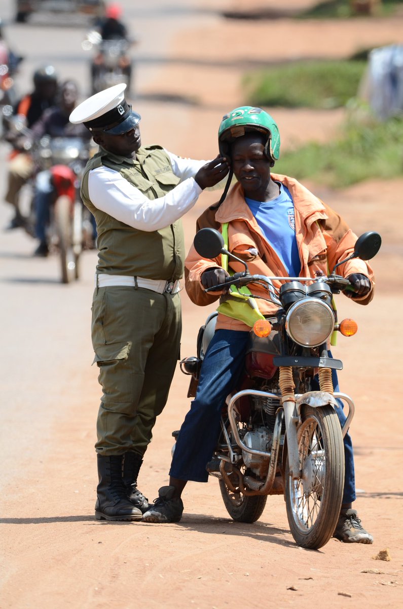 omodingjoel4's tweet image. Gundi wear your helmet well, the visitors should not see you disorganised
@PoliceUg 
Congratulations to this traffic police officer