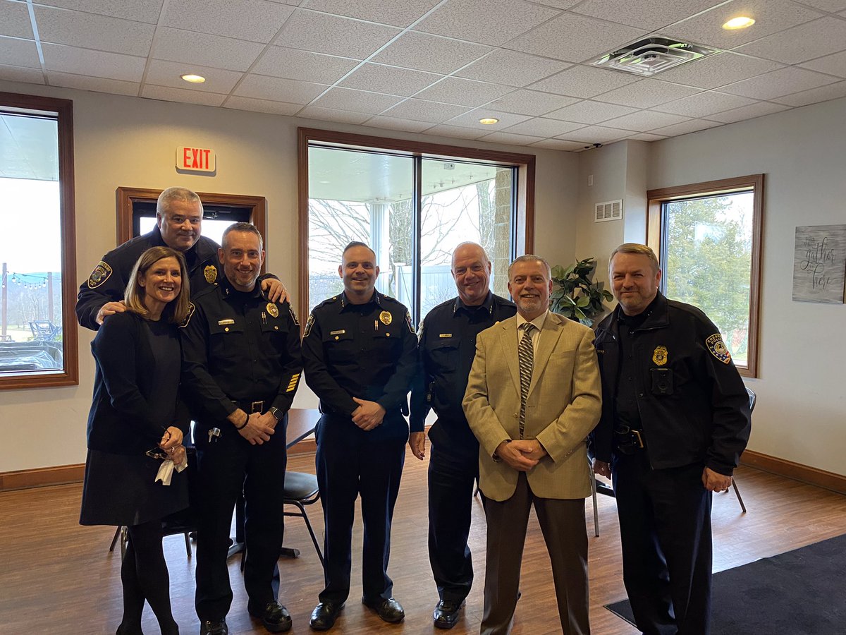 UnitedWayofGW's tweet photo. Thanks Western Area Regional Police Chiefs for welcoming our President @kristenuwgw to your Meeting! #HelpEveryVoiceBeHeard @WaterburyPD https://t.co/C6ua72PI4o