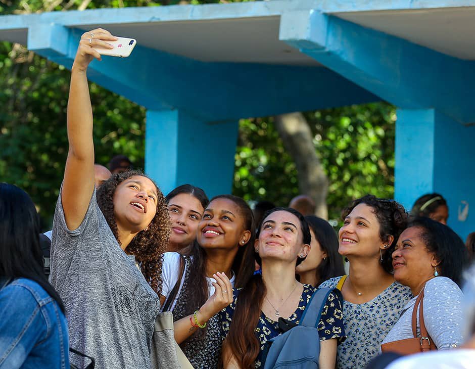 Las universidades vuelven a activarse con el inicio de un nuevo curso lectivo. Por más dificultades y carencias que tenga el país, los estudiantes cubanos siguen teniendo acceso gratuito y universal a la #EducaciónSuperior. #EstaEsLaRevolución 🇨🇺