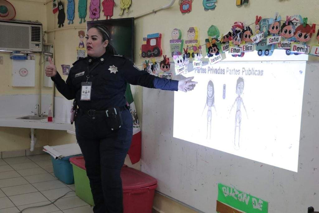 ssp_cajeme's tweet photo. A través de #ProgramasPreventivos en la #SSPM impartimos en las escuelas pláticas sobre el tema de prevención de abuso sexual infantil, para que las niñas y los niños de nuestro municipio puedan identificar situaciones de riesgo.
#TrabajosPreventivos #VisiónDeFuturo https://t.co/balZXTwG6l