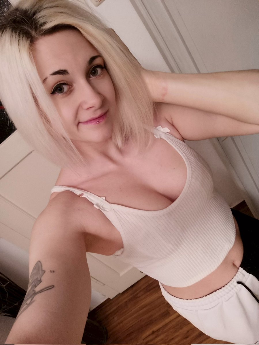 AkikoYuOfficial's tweet image. White Sport Barbie ist live auf Twitch, YouTube und kick ❤️ Twitch.tv/AkikoYuzuki 

#joggingpants #jogginghose #booba #shorthair #everythingwhite #whiteinteriors #sportgirlstyle #sportygirl #sporty #chicas #chic #barbiedoll #barbiestyle