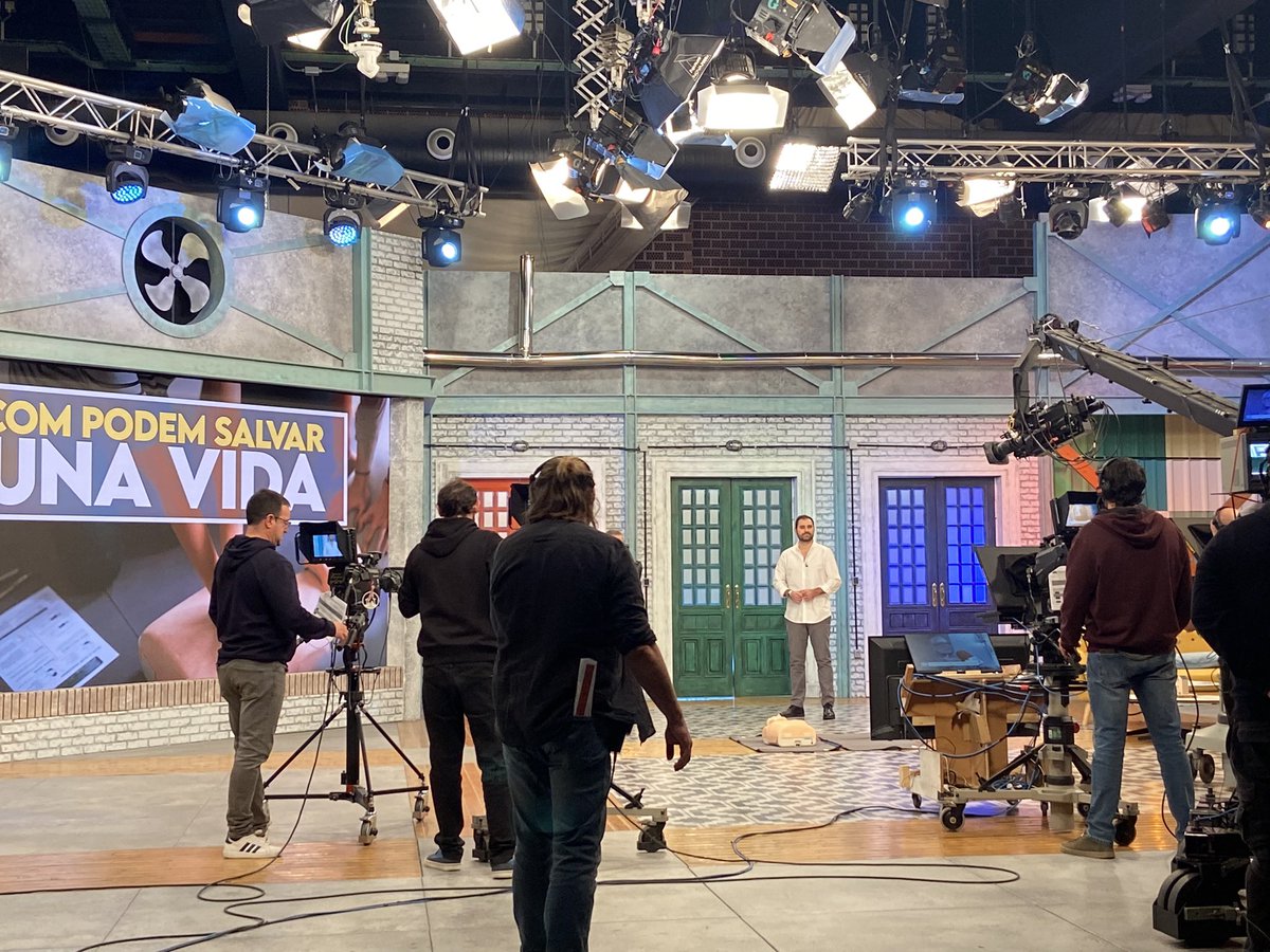 AlvaroCampo13's tweet photo. Esta tarde en directo en el programa @somdecasa_apunt de @apunt_media hemos hablado de la importancia de la #RCP precoz y de calidad. 

Demostración práctica con intención de recordar que TODOS podemos ayudar a salvar vidas. https://t.co/M5N96afpKx