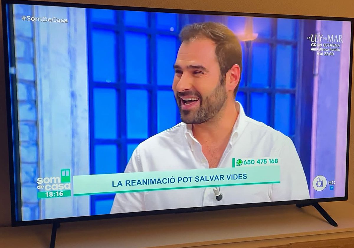 AlvaroCampo13's tweet photo. Esta tarde en directo en el programa @somdecasa_apunt de @apunt_media hemos hablado de la importancia de la #RCP precoz y de calidad. 

Demostración práctica con intención de recordar que TODOS podemos ayudar a salvar vidas. https://t.co/M5N96afpKx