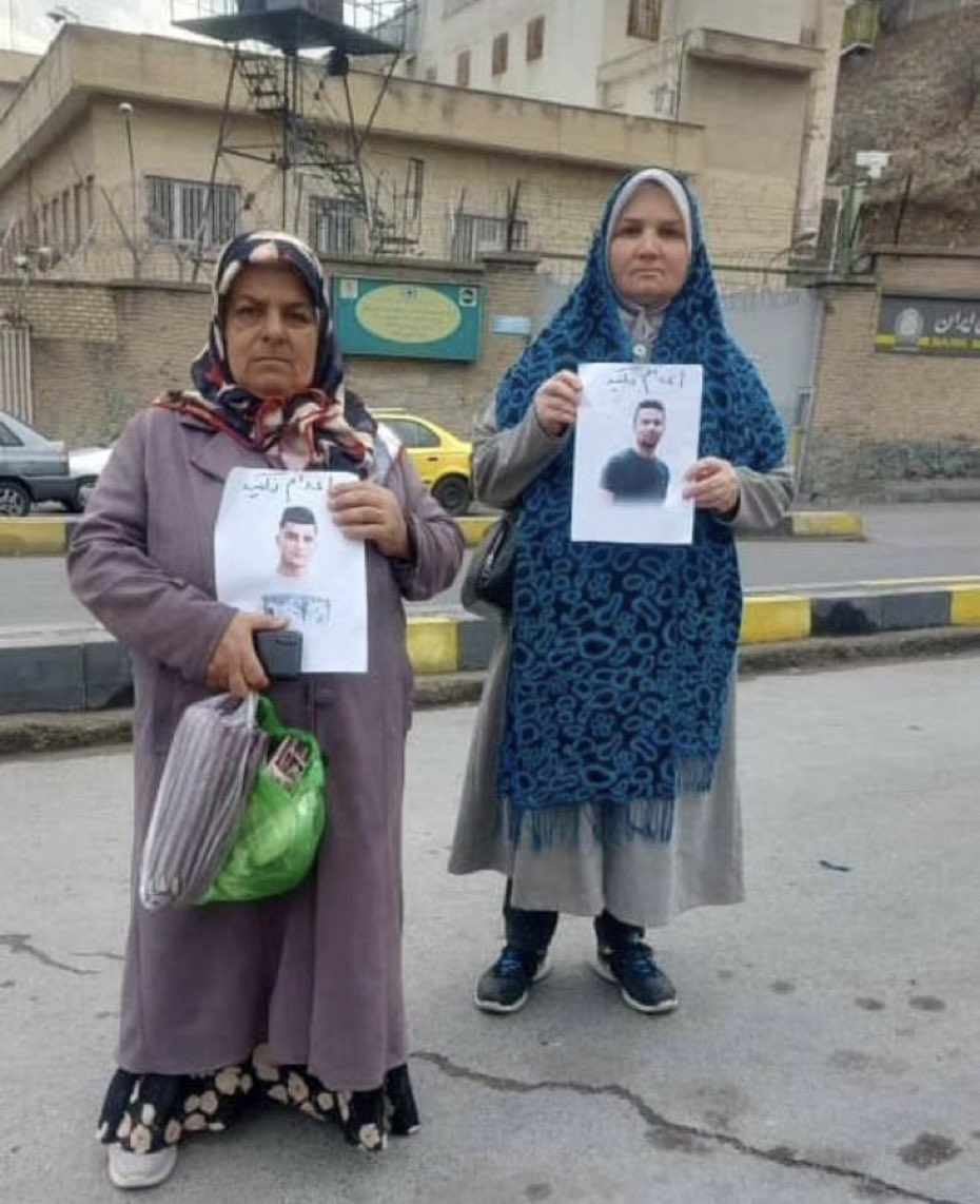 Roz12307894322's tweet photo. صدای فرزندان ایران #محسن_مظلوم  و #وفا_آذربار  باشیم ! 
مادرشان از راه دوری به امید مردم ایران به تهران آمدند به یاریشان بشتابیم ! 
#نه_به_اعدام https://t.co/5D1JDxxBud