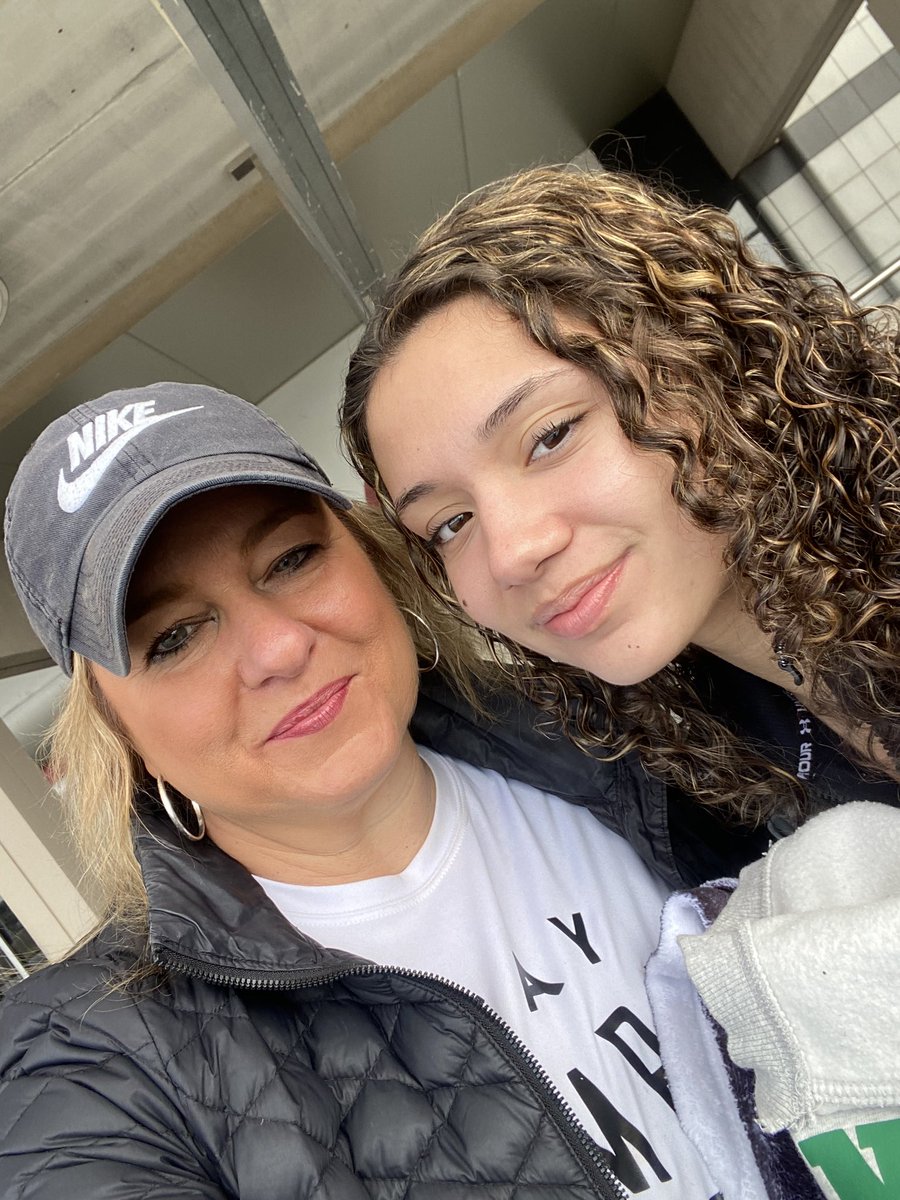 Thankful my girl plays for a program @OspreyWBB that understands some things are bigger than basketball & she was able to come home and spend time with everyone this weekend ❣️#LLA♠️💔#lessthan24hours✈️