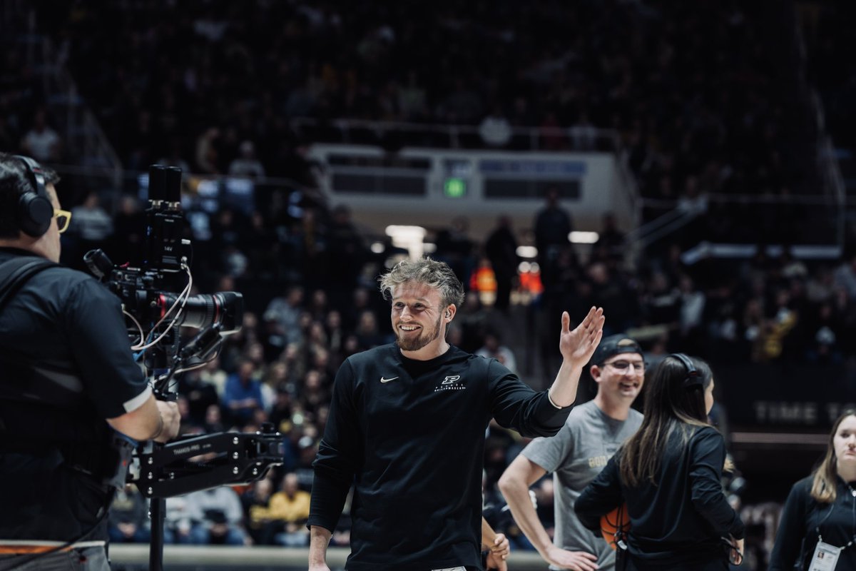 jjpalmerflys's tweet image. Another historic night in a sold out Mackey Arena as #2 @IowaWBB took on @PurdueWBB. This is the new normal for women’s basketball and it’s an honor to be a part of it!! 🎙️

#ingamehost #publicspeaking #bigtenbasketball