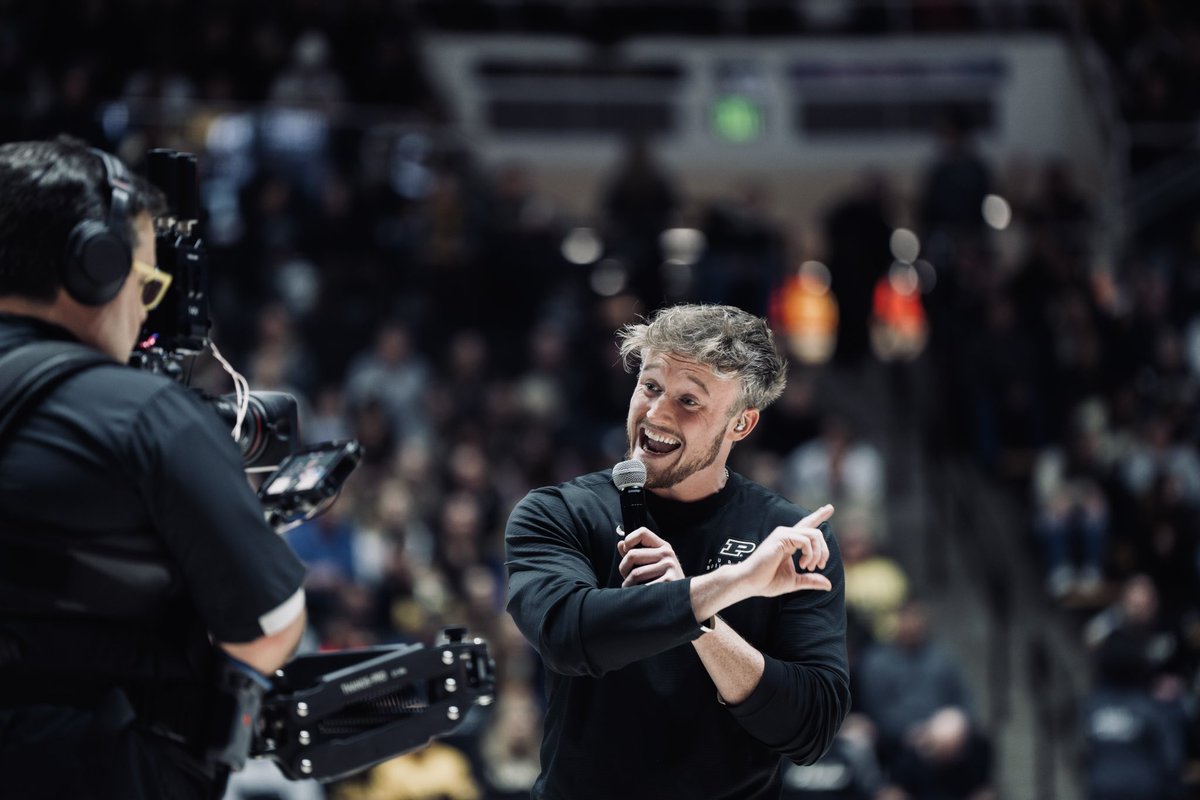 jjpalmerflys's tweet image. Another historic night in a sold out Mackey Arena as #2 @IowaWBB took on @PurdueWBB. This is the new normal for women’s basketball and it’s an honor to be a part of it!! 🎙️

#ingamehost #publicspeaking #bigtenbasketball