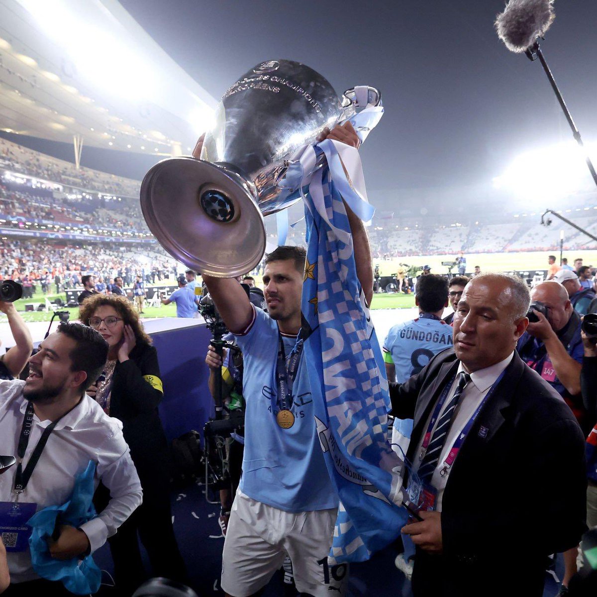 TeacherOfBall's tweet photo. Rodri hasn't made the World XI. Let's remind ourselves of what he did in 2023:

- Premier League winner
- FA Cup winner
- Champions League winner
- Super Cup winner
- Club World Cup winner
- Nations League winner
- UCL Player of the Tournament
- Club World Cup Golden Ball
- UCL Final MOTM and Goalscorer
- Nations League POTT and Final MOTM
- Super Cup assister

Not enough?