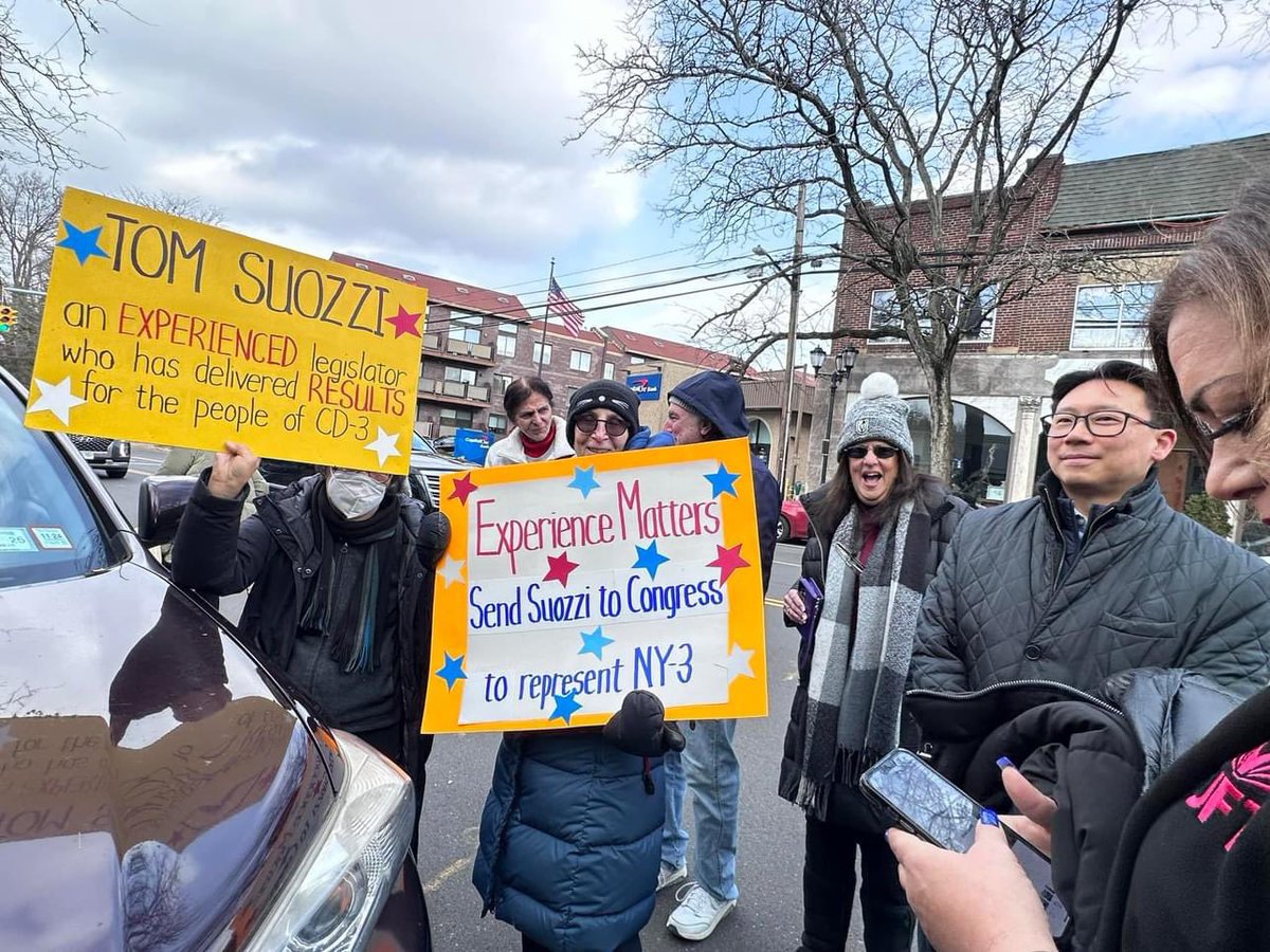 We were proud to cohost the Rally/Great Neck Campaign Office Launch for Tom Suozzi. Over 200 people showed up and the crowd spilled out onto Middle Neck Rd. Integrity Matters!