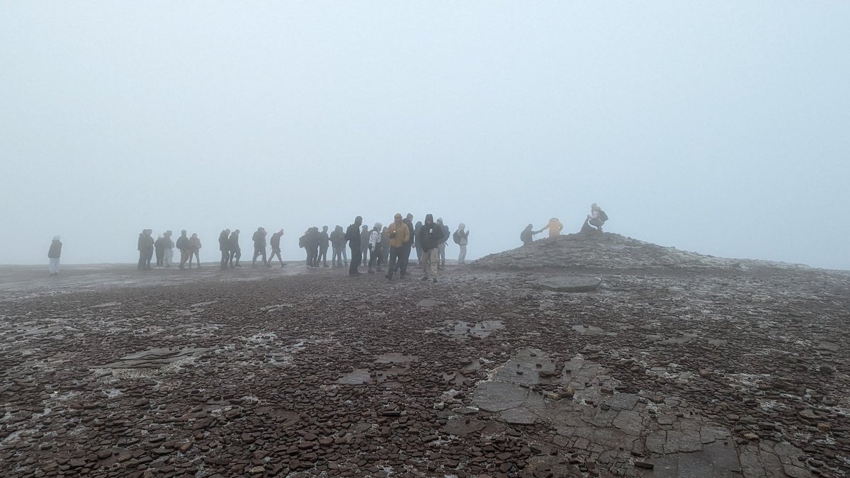 liblet84's tweet photo. How do we stop the queueing on Mountain tops? It never happened before COVID and it's dangerous and stupid. Part of the fun of getting to the peak was sharing the top with fellow walkers. The temp was -8 with wind chill. #hiking @BannauB #breconbeacons @BreconMRT @CBMRT https://t.co/E6z1Y5tNGh