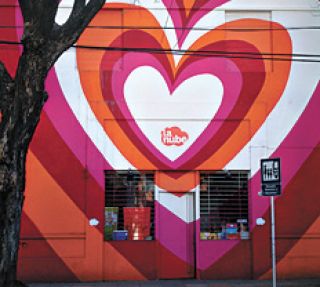 La Biblioteca infantil La Nube está de estreno. Hace 10 años Ágatha R. de la Prada "donó" un mural pero era su logo. Gracias a Mecenazgo de Ciudad y el apoyo de YPF, <a href="/LEANFRIZZERA/">LEAN FRIZZERA</a> recuperó el frente: leer nos hace gigantes. Felicitaciones Pablo y Ana Medina! <a href="/AgendaComuna15/">Agenda Cultural 15</a>