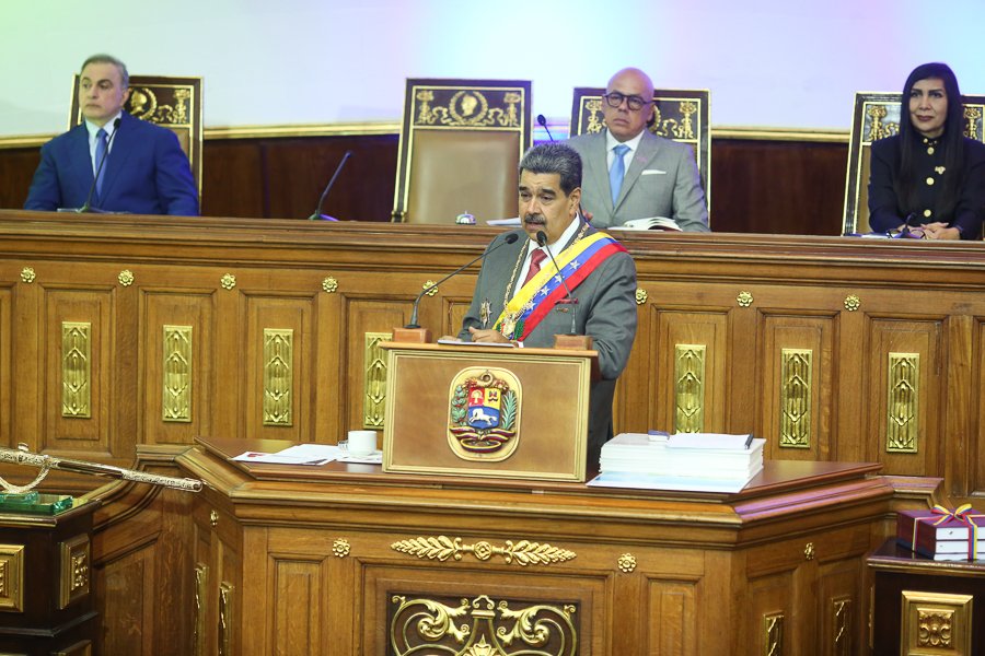noticierovv's tweet photo. #AlMomentoNV | Presidente @NicolasMaduro  anuncia que -a partir del #1Feb- los venezolanos tendrán un ingreso mínimo en bolívares equivalentes a 100 dólares indexados, distribuidos de la siguiente manera:

✅ 60 dólares del Bono de Guerra Económica

✅ 40 dólares del cestaticket https://t.co/7lMHwo4QYx