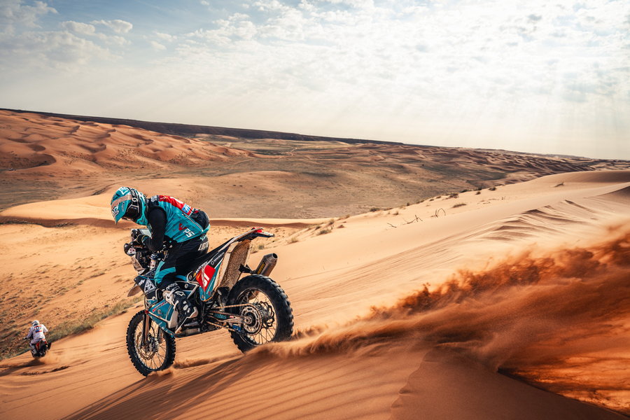 Moto_cz's tweet photo. Podmol osmou etapu Dakaru projel bez komplikací. Bouchejte ohňostroje, smál se 😍 🏍
https://t.co/iI6L9r79cB
#motocz #motocykly #dakar #liborpodmol https://t.co/kn58hnJGDm