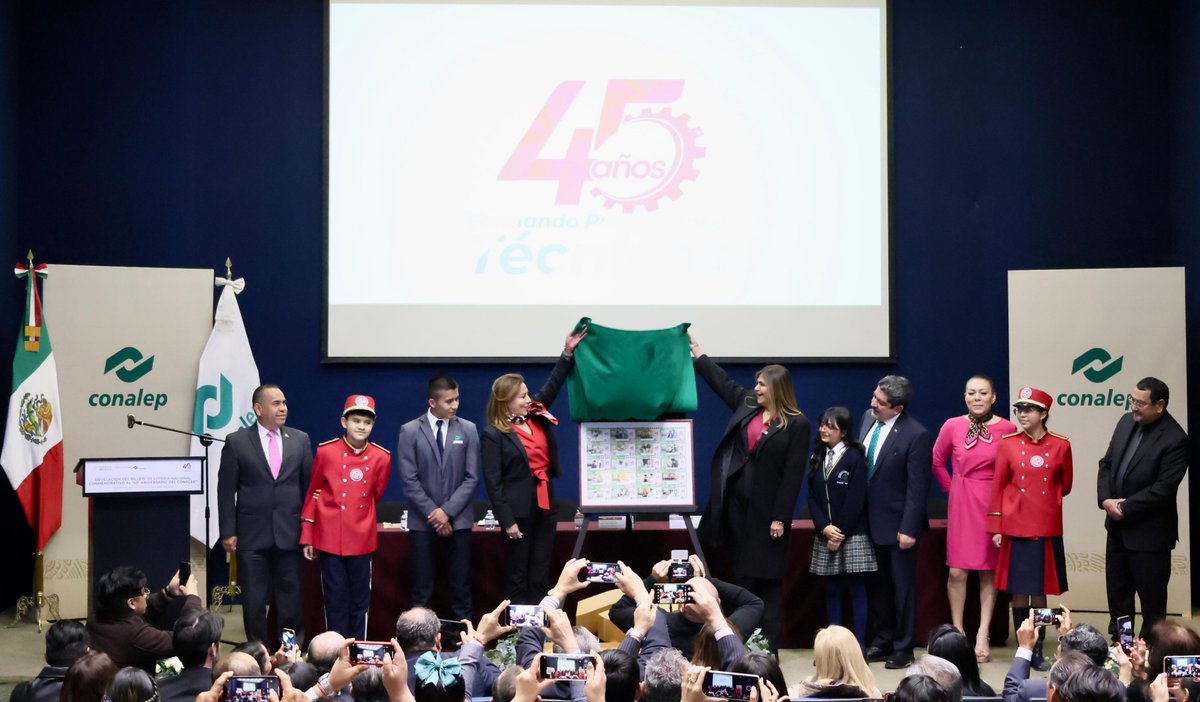 CONALEP_Mex's tweet photo. Hoy, con orgullo, develamos en nuestras oficinas el billete de lotería conmemorativo del #CONALEP, en honor a nuestro compromiso con la educación.
Es un gusto hermanarnos con @lotenal, que es de las instituciones más antiguas y honorables de nuestro país. https://t.co/EDz5lNFQA2