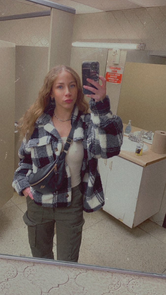 bri babyyy 🌻 tweet media