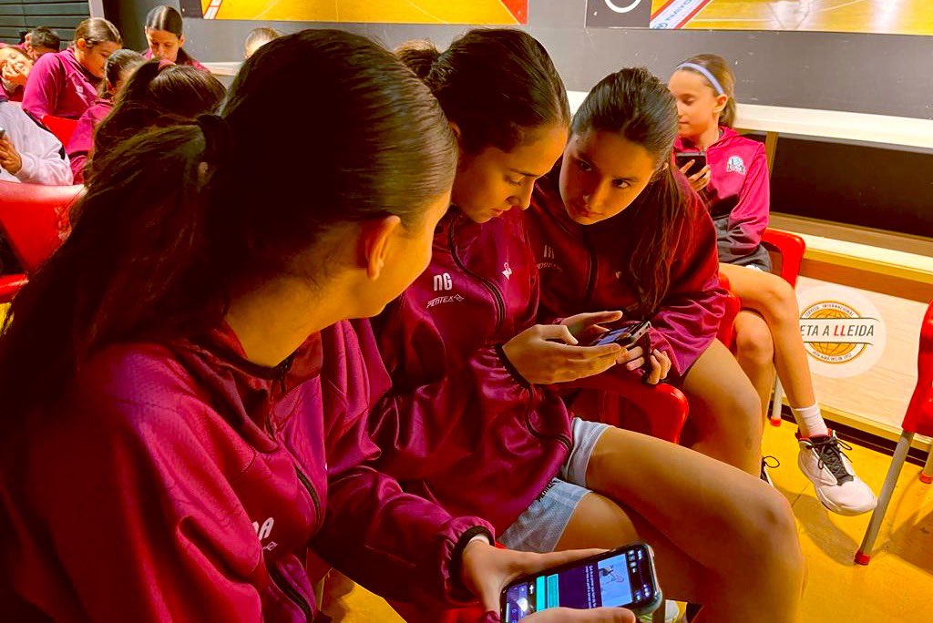 flleidabase's tweet photo. Primera jornada de les Xerrades d’ús responsable de les xarxes socials completada✅📲

Continuem treballant per protegir als nostres jugadors/es dins i fora la pista💜

#base #forçalleida #esport #bàsquet https://t.co/AiiPkPE6qE