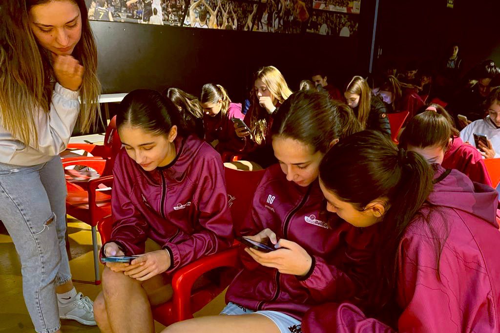 flleidabase's tweet photo. Primera jornada de les Xerrades d’ús responsable de les xarxes socials completada✅📲

Continuem treballant per protegir als nostres jugadors/es dins i fora la pista💜

#base #forçalleida #esport #bàsquet https://t.co/AiiPkPE6qE