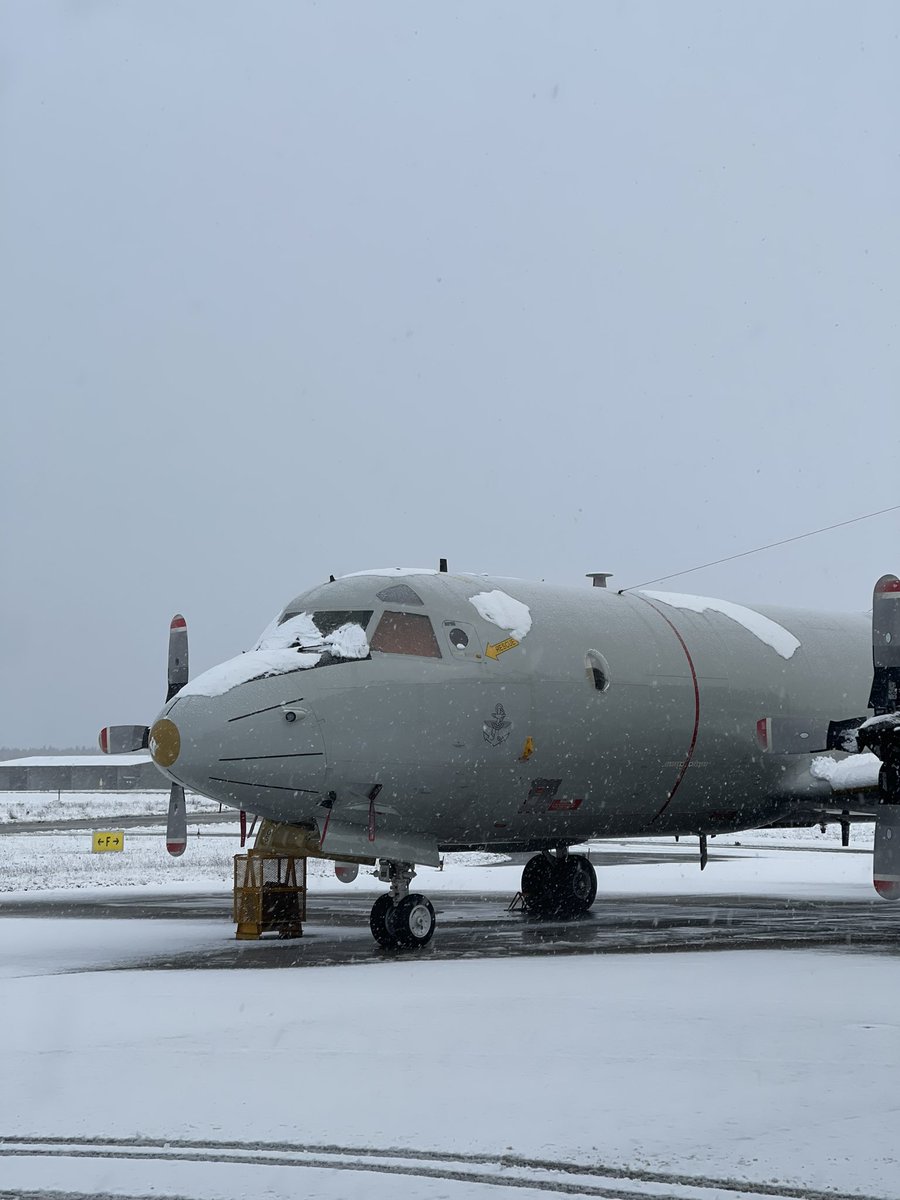 K3_GrafZeppelin's tweet photo. Heftiger Schneefall in #Nordholz und trotzdem ein gelungener Start in die Woche! #MPAMonday #MFG3 #P3C #Marinefliegerstützpunkt #Winterflug #Flugsicherheit https://t.co/XpajiEXJpr