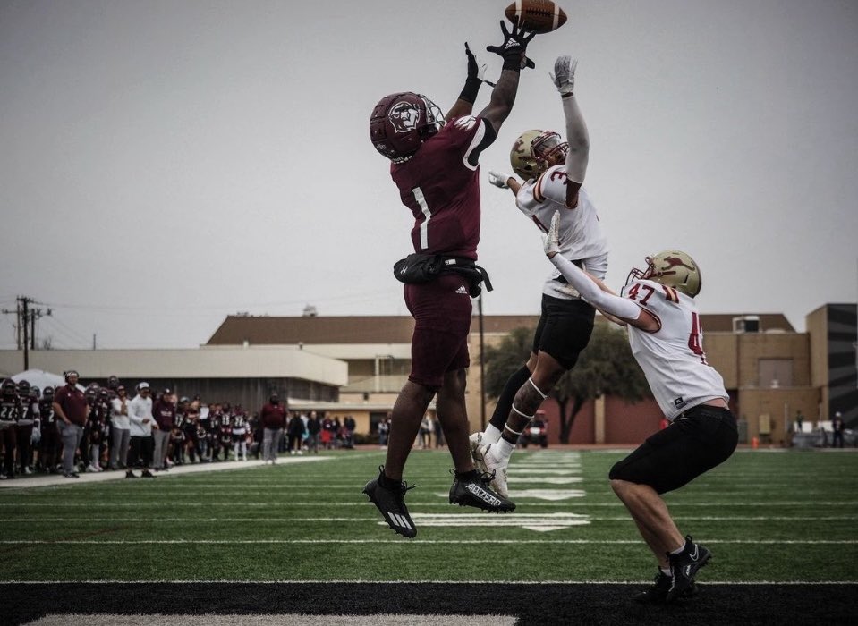JavonGoss5's tweet photo. #AGTG After a great conversation with @CoachBapMcM I am Thankful and Blessed to receive an Offer to play at @McMURRYFOOTBALL #WarHawksFAW 
@Coach_Watkins33 
@CoachScottTX 
@Coach_DeGar https://t.co/WO5rtLyEKg