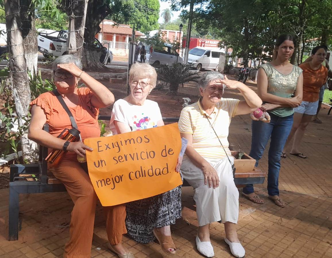 MainumbyM's tweet photo. ¡QUE ANDE RESUELVA, ES URGENTE!
@ANDEOficial  Hace tiempo vienen sufriendo por los frecuentes cortes de energía eléctrica. Reclamo aquí, reclamo allá, pero sin solución ¡Y ya no dan más! por eso la población de San Roque González sale a las calles, a manifestarse por sus derechos https://t.co/F0jAiFMP9B