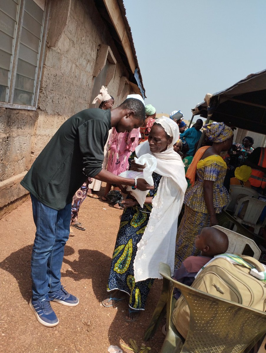 fagbemi_michael's tweet photo. @aproko_doctor Giving to the underprivileged in the name of my foundation @GivingLightFou1 https://t.co/Gq9aiCII9w