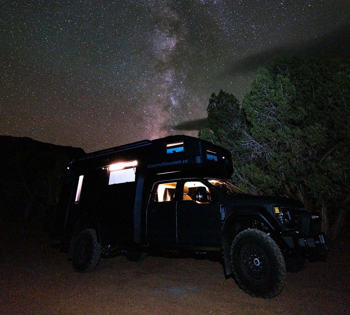 Trade the city lights for a sky full of stars, off the grid.

#roamtheearth #overland #offroad #adventure #earthroamer