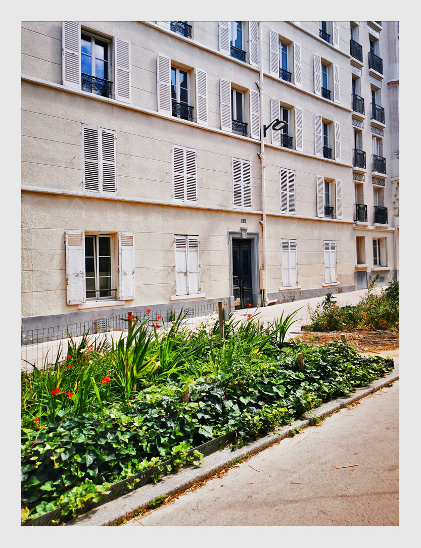 La rue du Capitaine Lagache, #paris17, (quartier des Épinettes), rend hommage à Gustave Auguste Pierre Lagache (1886), capitaine au 34e régiment d’aviation, officier de la Légion d'Honneur, tué en 1922 dans un accident lors d'un entrainement à l’aérodrome du Bourget.