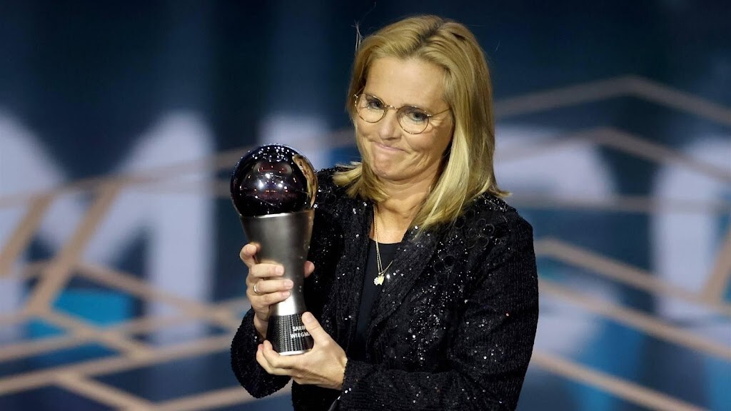 RTLnieuws's tweet photo. Sarina Wiegman voor vierde keer uitgeroepen tot beste coach op FIFA-gala 
https://t.co/xhevHvYCFJ https://t.co/jqNY9faodQ
