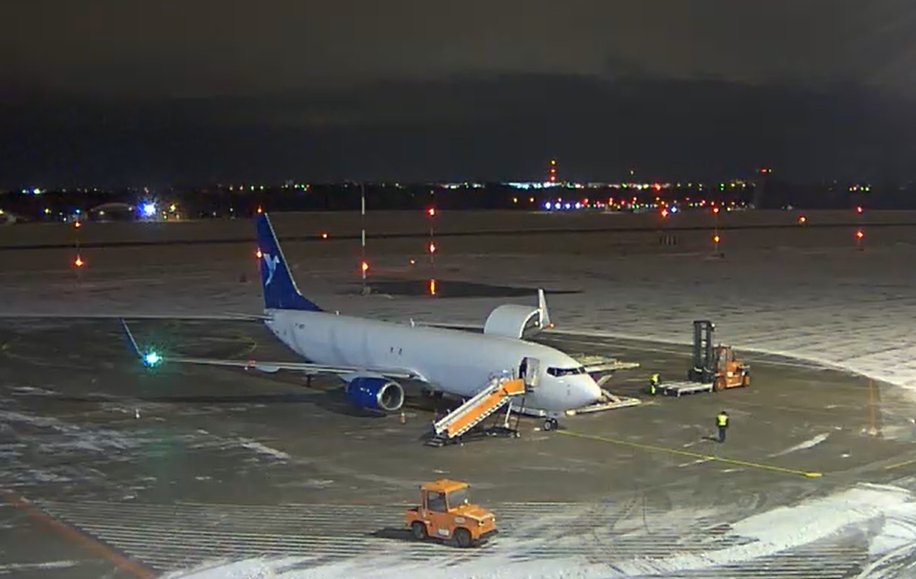 walasek_mateusz's tweet photo. Znów niecodzienny gość na łódzkim lotnisku.✈️Boeing 737-800 w wersji towarowej islandzkich🇮🇸 linii Bluebird Nordic. Przyleciał z Lipska🇩🇪, a odleci do Luksoru w Egipcie🇪🇬
#znmieniamyŁódź #lotnisko #LodzAirport #EPLL https://t.co/X6p6XumRmz