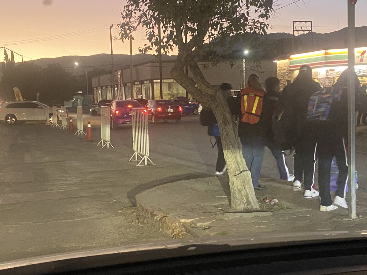 ejimenezg1's tweet photo. ¿Como por qué puede un colegio cerrar vialidades públicas poniendo en riesgo a peatones, conductores y generando mas caos en Av. Universidad y que @policiasaltillo no haga nada? #ColegioLaPazDeSaltillo #Saltillo https://t.co/QR1SFz9u4v