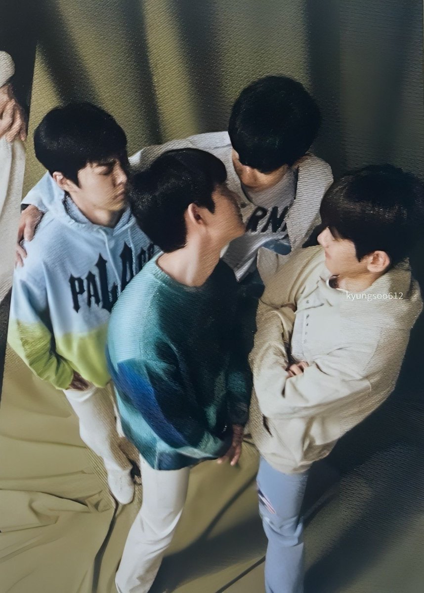 #EXO <a href="/weareoneEXO/">EXO</a>