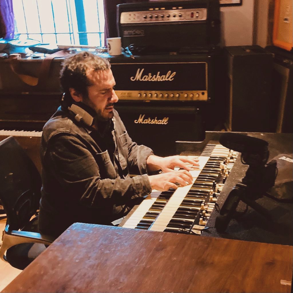 franccinelli's tweet image. Full concentration mode at the beautiful Hammond organ a few days ago at @ghost_town_studios working on some new tunes !!! Thanks @oliver_mckiernan for the photo !!! #songwriting #recordingsession #composerlife #folkmusic