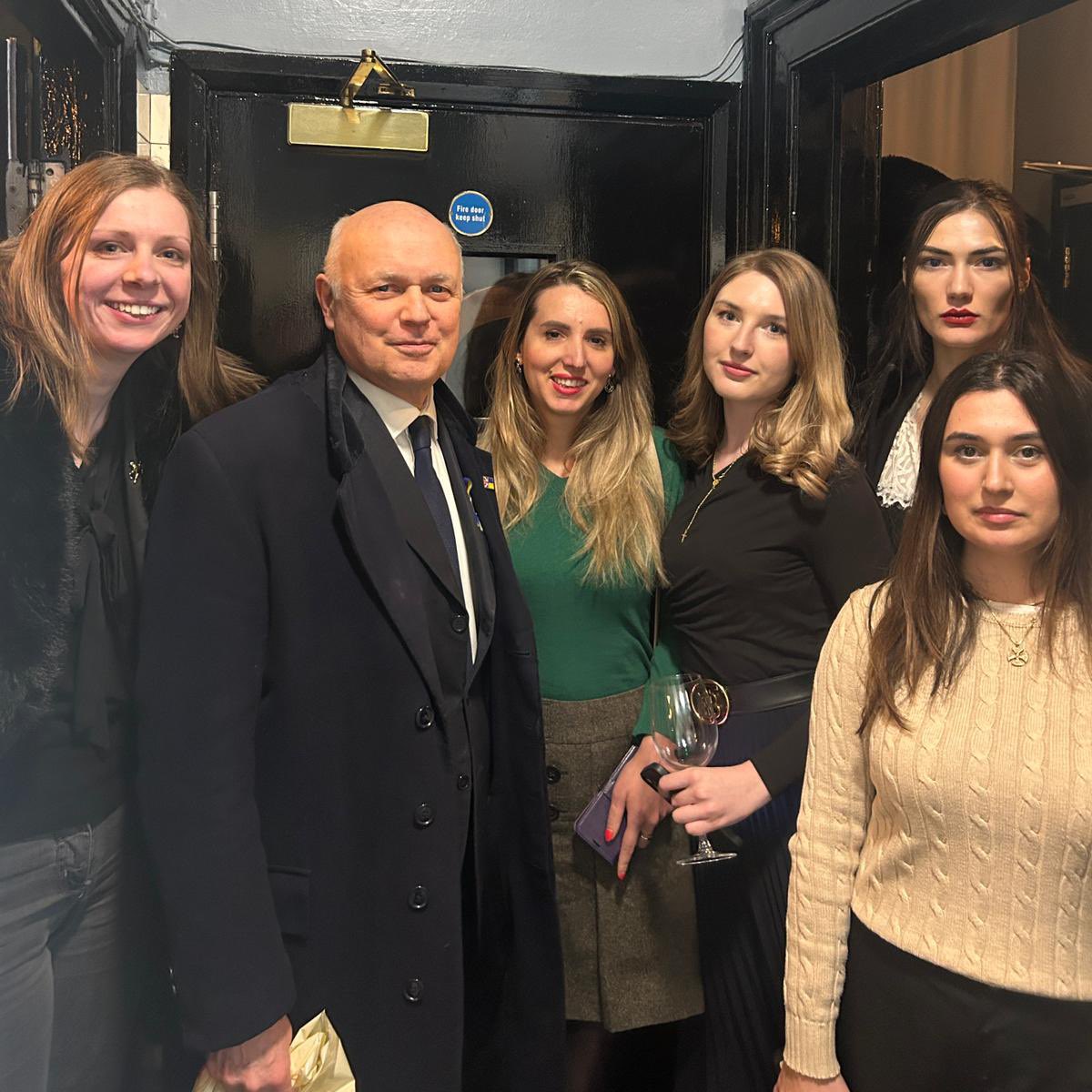 📸🔵 CYW members with @MPIainDS at tonight’s @catholictories event. 🙋‍♀️ @alex_marsanu, @danimillie_, @FrancesLasok