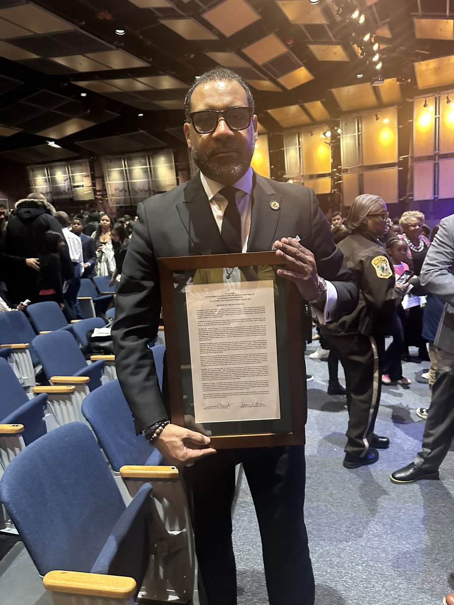 hhs_prncpl's tweet photo. We celebrated the legacy of Dr. King by honoring LightofHope students 4 their service 2 their community. Hunter Ford received the honor 4 @HenricoHighSch We also recognized Distinguished Community Service leaders Mrs. Pamela Bell, Rev Deborah Simmons, &amp; Rev Roscoe Cooper, III💚💛 https://t.co/EakT7WHGFa