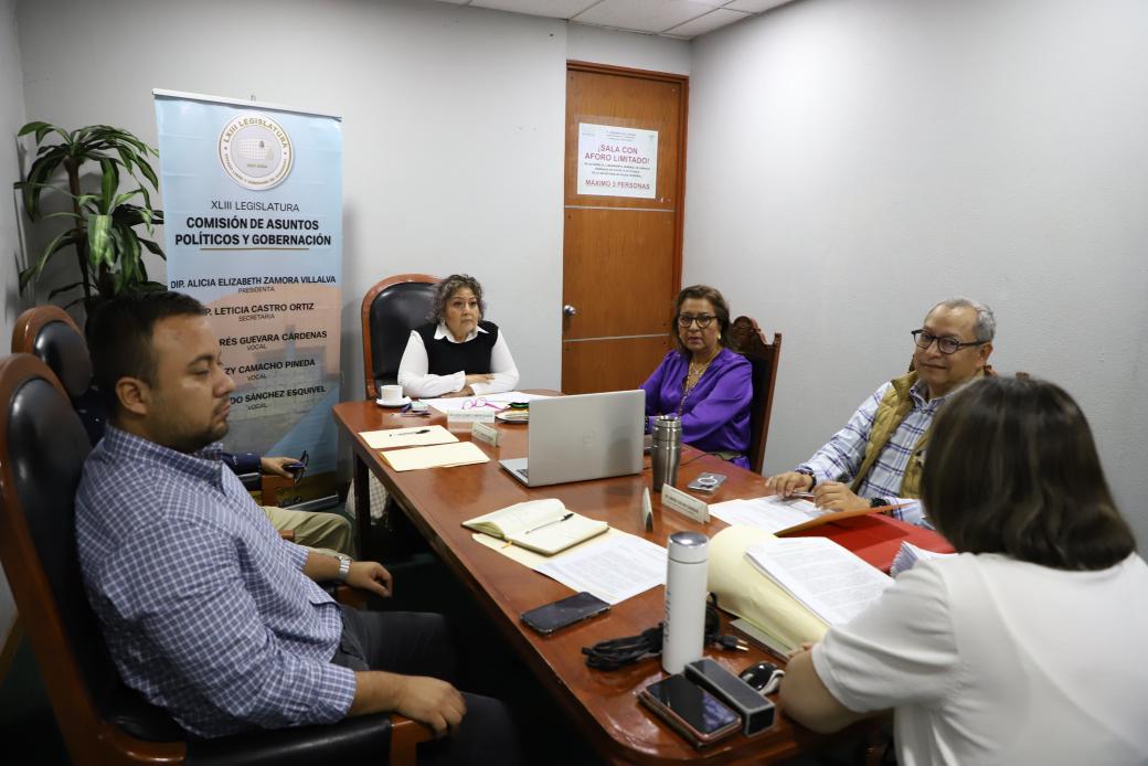 El día de hoy Sesionamos en la Comisión de Asuntos Políticos, para  turnos a dicha Comisión, entre ellos licencias de síndicos y regidores los cuales analizamos y votamos.
¡¡ Te deseo un bonito inicio de semana !!