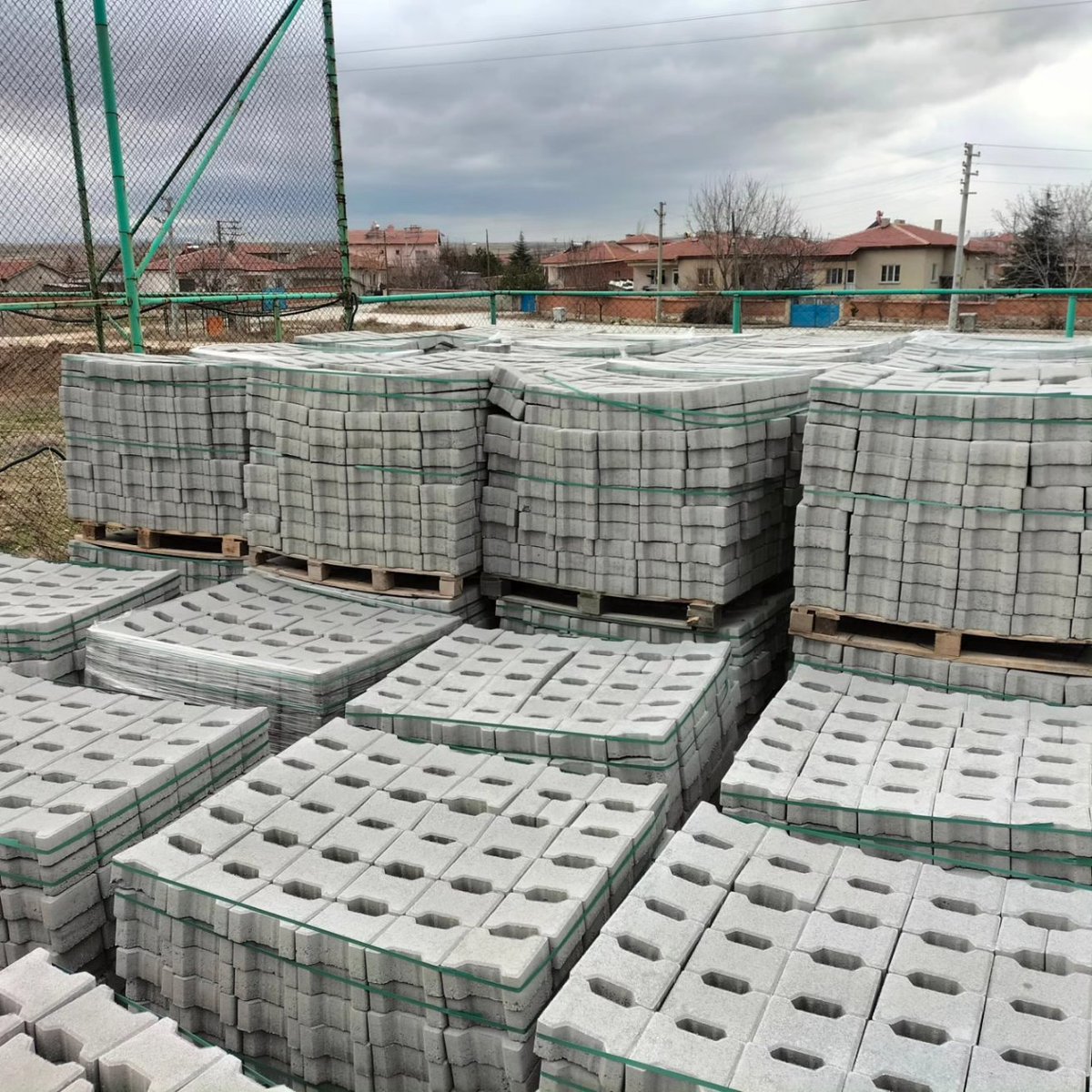 Sayın Vali Yardımcımız Mehmet KEKLİK'in talimatlarıyla yapılan kilitli beton parke mal alım ihalesi sonuçlanmış olup hava şartlarının durumuna göre yol yapım işine başlanacaktır.Kasabamıza hayırlı olsun! <a href="/mehmetkeklik94/">Mehmet Keklik</a>