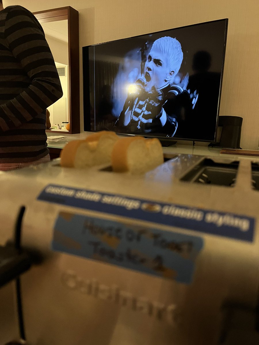 LyndsayEly's tweet photo. I didn’t take a lot of photos at #Arisia but here are some from #houseoftoast, including when @sfsmaus let me run the toasters and I immediately changed the toast playlist to pop punk music videos. My Chemical Toast-mance woooooo 🖤 🍞 https://t.co/9uVyp7BFy5