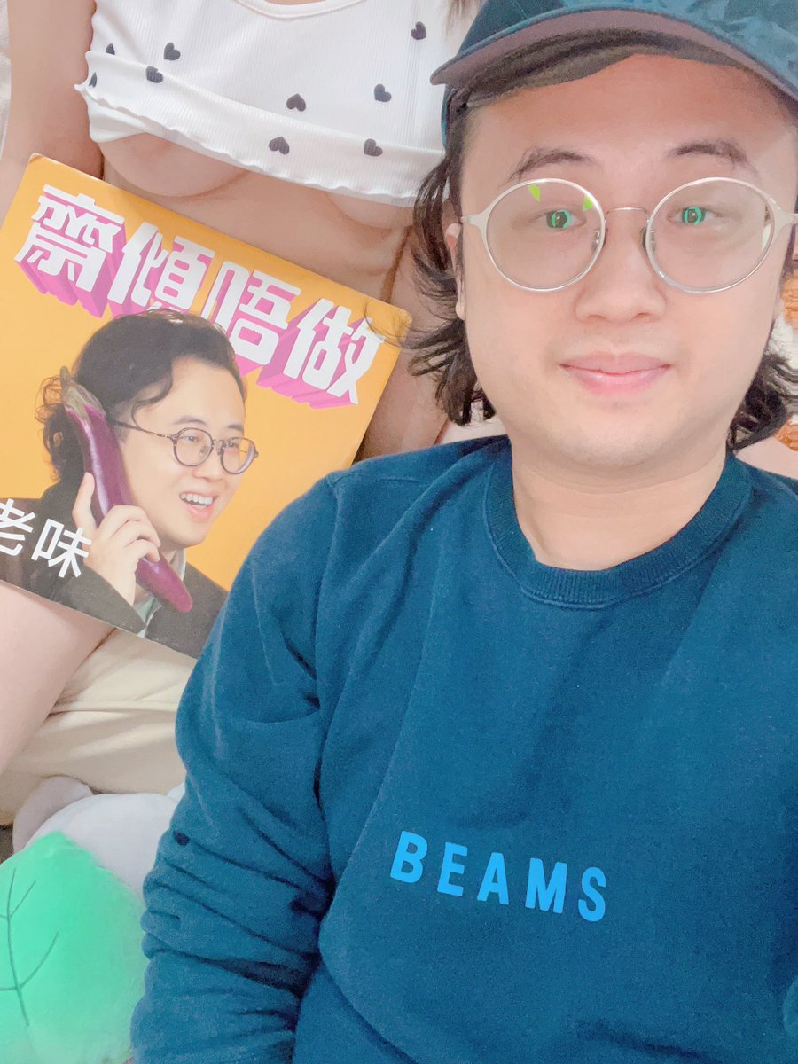 ⭐️齋老味 @jerlame 訪問後感

🔥沒有準備的火花
2023年底剛巧回香港，約了Jerlame 齋老味做訪問，本沒跟他沒訂太多的agenda，沒有計劃的隨遇而安，又擦出點新火花。很多內容訪問已經談了，有些想重申，有些想補充，還有感謝Jerlame 及觀眾的支持。

🔥訪問中回顧了我2023年的轉變，感激自己樂觀正面去回應所有挑戰與難關，珍惜每次修行的機會，做好上天給我的功課，努力繼續做。

🔥不在香港工作的「數位遊牧」，身份認同？
由上年開始，轉換了工作模式，對自己身份認同多了，從前我會因為我是Macy而感到疲倦，而離開香港到不同地方工作後，接觸不同的人，亦於異地找Swinger約玩，所有人對我身份都是很認同，放開了自我封閉的態度，感覺人亦輕鬆。

另外，我到特別的國家時，會做一些自己的Poster Card，還帶點手信回來，送給Onlyfans粉絲及合作夥伴。

🔥由單女變為Swinger的利弊
以前以單女身份在香港參加多人運動，現在變為Swinger，以Couple 身份出席Swinger Party。（Swinger 即是情侶之間交換做愛）Swinger 身份舒服得多，間歇社恐及不懂拒絕藝術的我，更容易表露我想要及不想要。以前發生沒帶套的嚴重事故，我沒有好好照顧自己，不能怨天尤人，保護自己從來都是自己責任。現在所有快樂憂愁，有人擔當，一起賽後檢討，好爽。

🔥大部分Swinger 不是偷蕃薯🍠
以前在香港單女時，大部分參加者是欺瞞伴侶出席活動，很多人都滾水淥腳，限時限刻，有時我想我參加是不是做幫兇？他們選擇傷害自己選擇的伴侶，我跟著他們，即是跟著負能量？現在Swinger 大部分都是跟伴侶一起來玩，來玩的，感情全部都很好，做愛是能量交換，Swinger 很好。

🔥Swinger Party 跟 gangbang 飽足感
Swinger男女比例是一樣，大家都是情侶結伴，肉體上未必能100%滿足，7成飽，所以我們會約swinger 的 Mr. 即是”bull” 玩Gangbang，每位得到另一半支持，如有神力，不怯場，不懼怕，人人均硬，無限發🥰🥰🥰😝。超正，有拍片。

🔥Onlyfans 粉絲放棄一對一約會
之前有位Fans DM我想參加一對一約會，我跟他談到不到一半，他跟我說有女朋友，好想不是太好，我說你覺得不好，當然就是不好，我覺得這是生命影響生命的效力。

🔥至於香港，香港人
香港除了由政府組成，亦是由700萬人組成，大家的態度、風氣，確能改變，減少幸災樂禍，唔抵得，互相指責的心態，我想大家會開心點，社會會開心點。

新加坡生活了一段時間，常常有報道新加坡超越香港，我的觀察是政府長期宣傳要所有人團結，努力搞好經濟。不談是非，不談對錯。或許專心致志，誠實，勤奮，做實事才是出路。

🔥總結
謝謝Jerlame 的對談時間，觀眾的耐性，使我總結我一年的生活。考慮一下不再過偷呃騙的生活，好好與身邊人、同事、朋友建立正面關係，互相支持，生活應該會愉快點。

如果你想支持我，歡迎加入我的Onlyfans，或者比個like，forward一下，令演算法為我們找更多志同道合的我們。

祝 #打一個有內涵嘅飛機