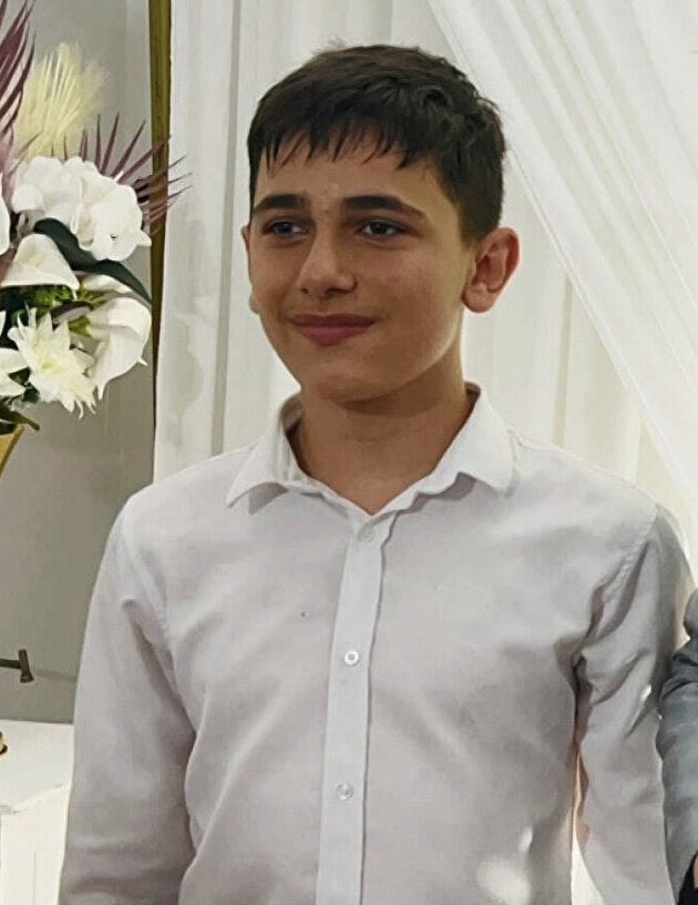 İş kazası değil, cinayet! 
Staj gördüğü iş yerinde kafası sac büküm makinesine sıkışan 14 yaşındaki #ArdaTonbul maalesef yaşam mücadelesini kaybetti.
Okulda olması gereken çocuklar fabrikalarda sömürülüyor....