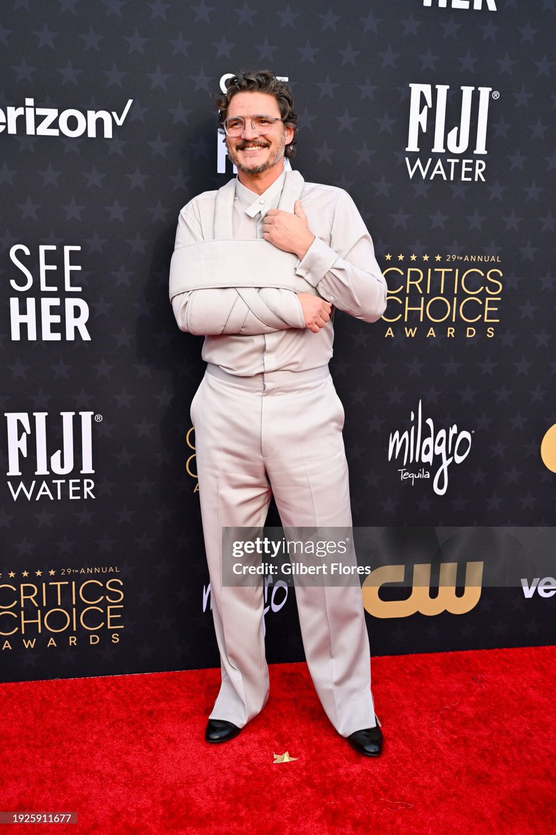 PedroPascalFR's tweet image. 📸 : Pedro Pascal à la cérémonie des Critics Choice Awards hier soir à Los Angeles. 

Il n’a malheureusement gagné aucun prix mais nous sommes fiers de lui. Le 1er épisode de The Last of Us a débuté il y a un an. Depuis lors, la série a été nominée dans plusieurs cérémonies. 🧡