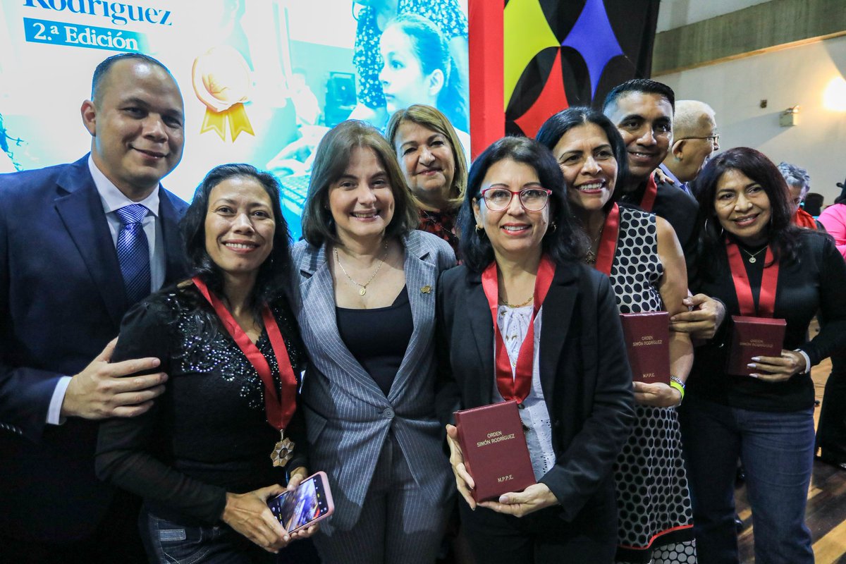 #15Ene | Ministra Gabriela Jiménez Ramírez: maestros y maestras son la columna vertebral del espíritu y la moral nacional 👩‍🏫✏️ Más detalles aquí ➡️ tinyurl.com/25xwsvnh #MensajeAnual #CienciaParaLaVida