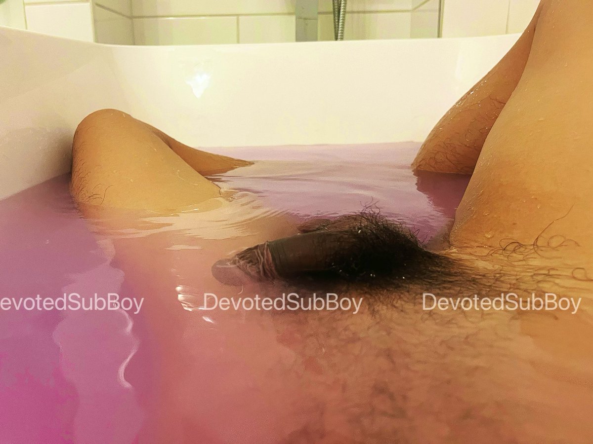 DaizosBoy's tweet photo. U ever failed schools for not loving your c*ck enough? 🫣Prerequisites to continue my sex educator training: make friends with my little bro! 🤣Here we r having a #bathtime! 🛁 🥰Do u SEE your d*ck often enough? 😆😆😆 #bathgoals #romanticbath https://t.co/1DDpTdRGMz