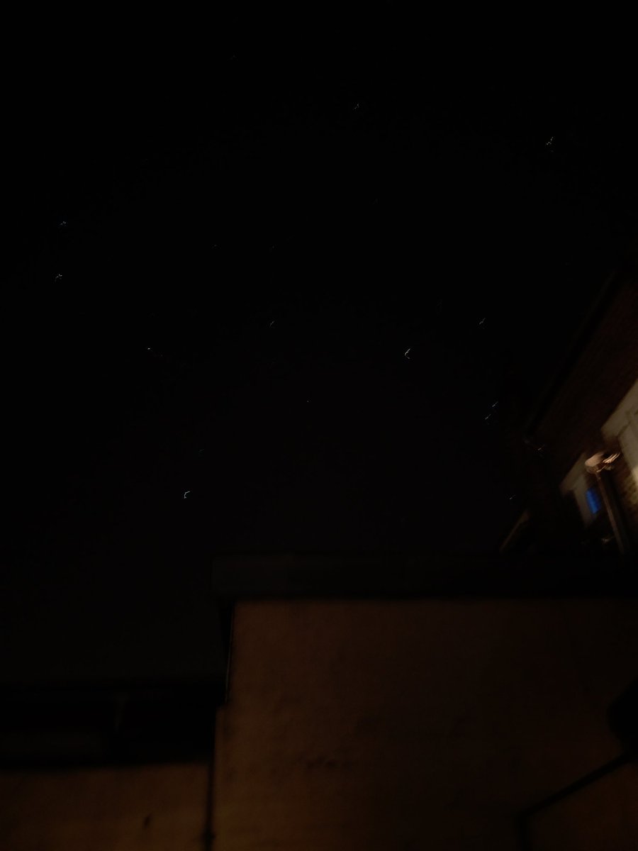 JeremLeScalpeur's tweet photo. J'ai ajamis vu autant d'étoiles dans le ciel je crois #citadin https://t.co/DQxaWtsrOt