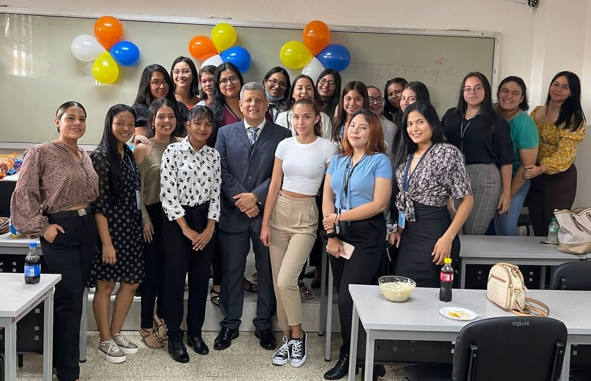 BarciaKarol's tweet photo. Y este #tb me recuerda que estamos más cerca de nuestro objetivo.

1.- primer semestre clases Virtuales 
2.- quinto semestre, seguíamos en virtualidad pero decidimos compartir un momento ameno en el aula  junto al Ing. David Cárdenas.

#LGIG #FCA #UG #compañeros https://t.co/2V1mxHZttG