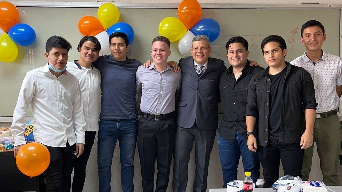 BarciaKarol's tweet photo. Y este #tb me recuerda que estamos más cerca de nuestro objetivo.

1.- primer semestre clases Virtuales 
2.- quinto semestre, seguíamos en virtualidad pero decidimos compartir un momento ameno en el aula  junto al Ing. David Cárdenas.

#LGIG #FCA #UG #compañeros https://t.co/2V1mxHZttG